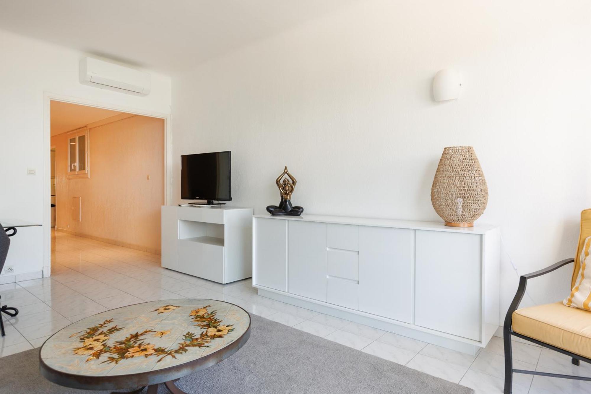 Cannes: Croisette Quartier Martinez - 90m² Apartment *